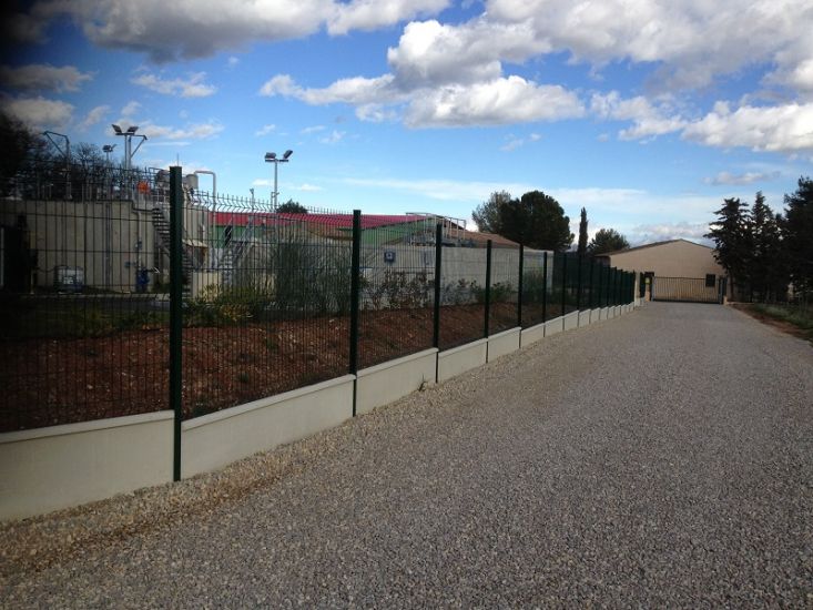 clôture en panneaux rigides avec soubassement béton